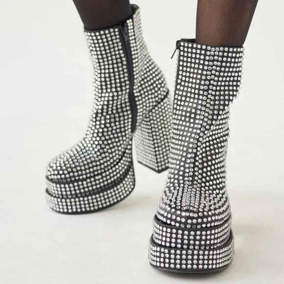 【Steve Madden】ラインストーン プラットフォーム GASP Steve Madden Gasp Rhinestone Sneaker – Cowboy Headquarters